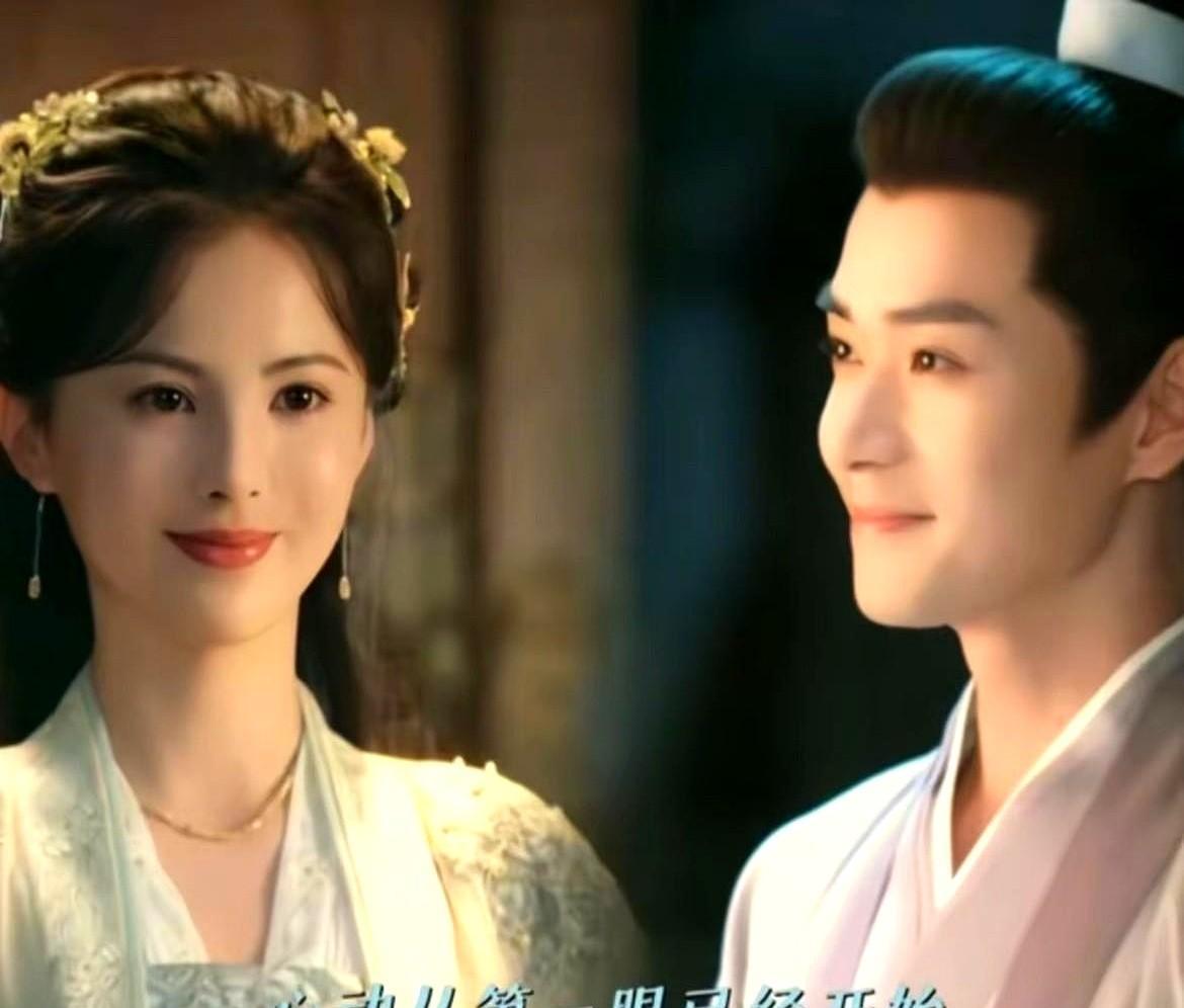 曹骏不再是那个稚气的沉香了，可大家还是认他。
他练肌肉、压嗓音，不是为了翻红，是