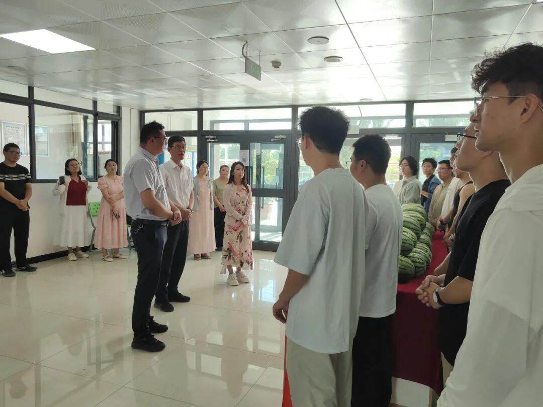 “一站式”学生社区暖心服务
        7月22日，喀什大学党委副书记邓勇带