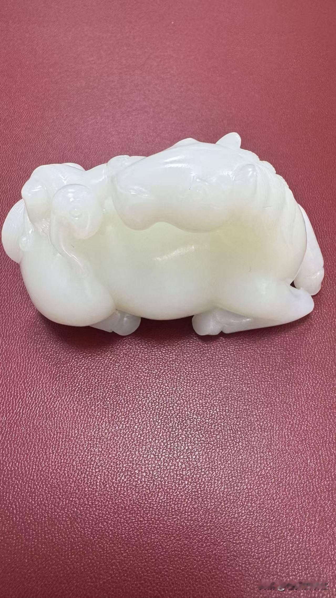 脂润千年：羊脂玉“马上封猴”小摆件

玉最讲究的是润。

它的料子，配得上“羊脂