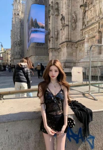 王思聪欧洲游依然带着女友懒懒，女友漂亮的像洋娃娃。她确实是美丽动人啊，当地人都穿
