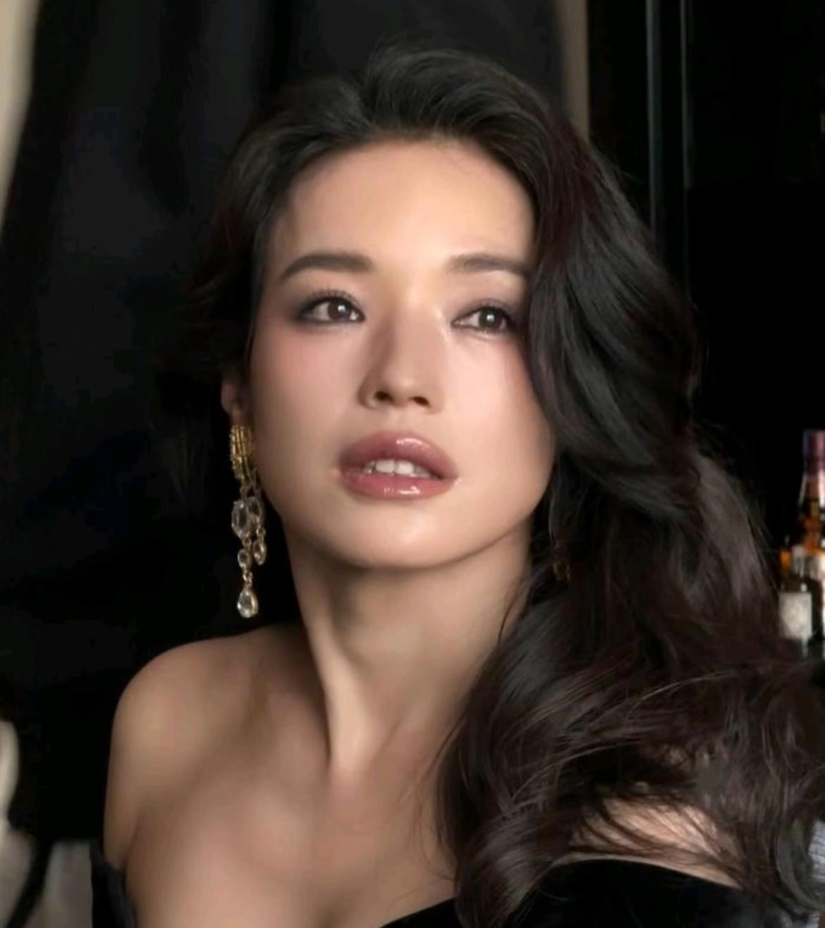 这个世界上我最想不通的人，
就是冯德伦了，
张震和舒淇分手了，黎明和舒淇分手了，