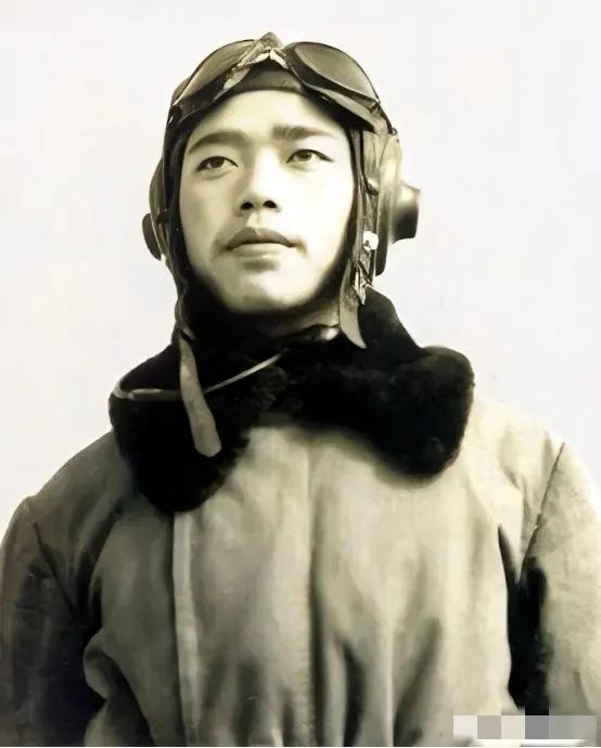 1952年，在朝鲜打下9架美军飞机的王牌飞行员赵宝桐对一个女记者一见钟情，空军司
