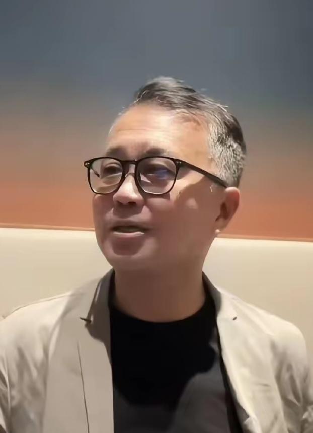 沈巍大师现在这气质，跟捡垃圾没有丝毫关系了，倒像是一位学者教授，从内而外透露着儒