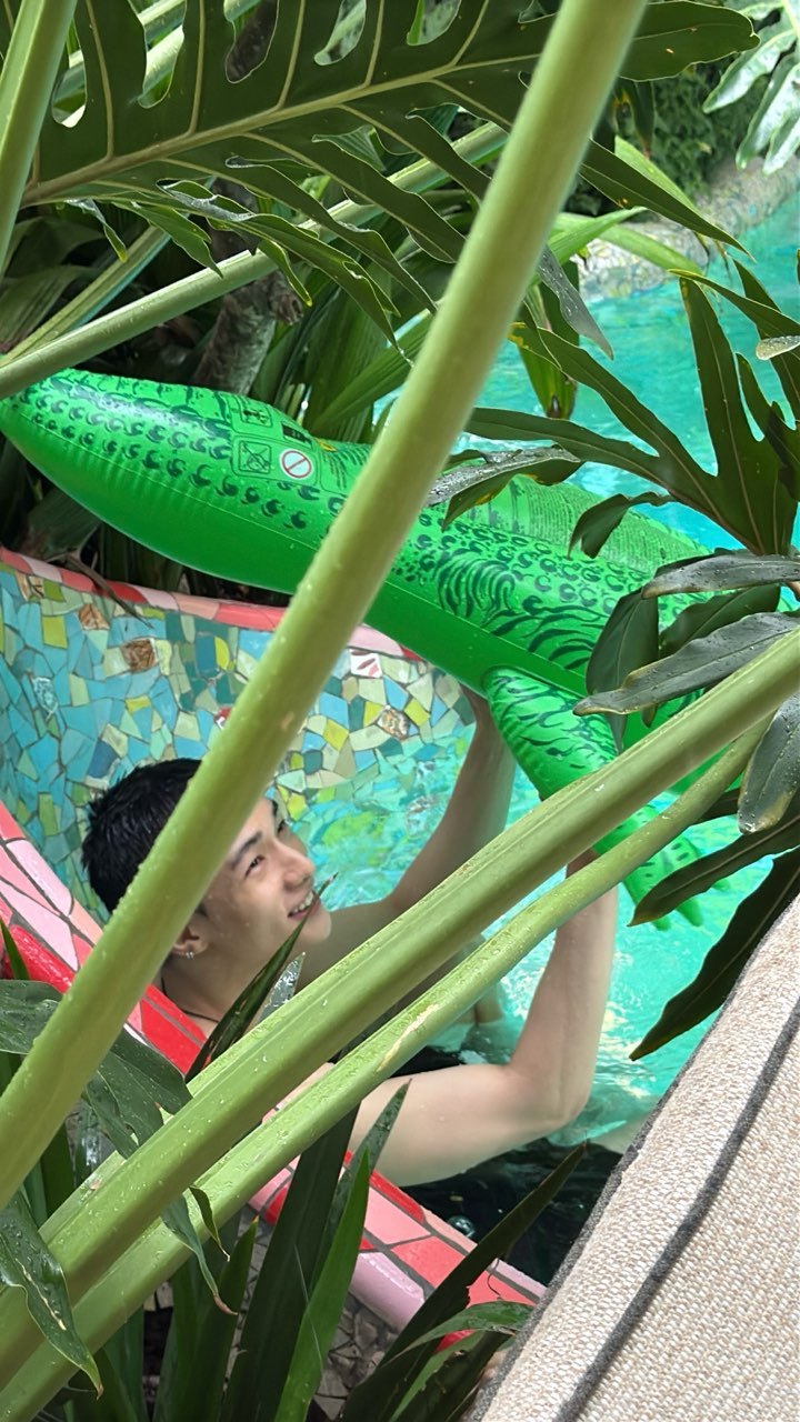 水池里玩玩具呢[苦涩]太萌了小豆豆 ​​​