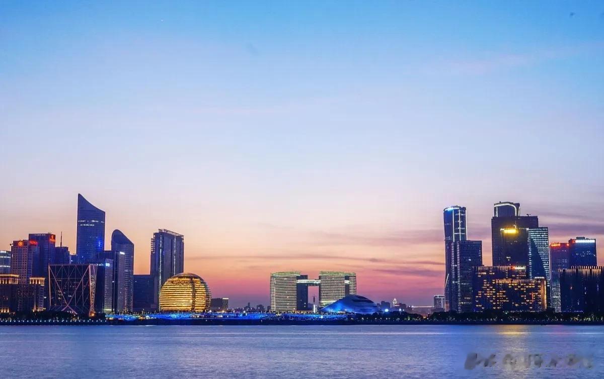 #你心目中杭州一座什么样的城市#
杭州也是一座非常标准化的城市，
雅礼并存。
古