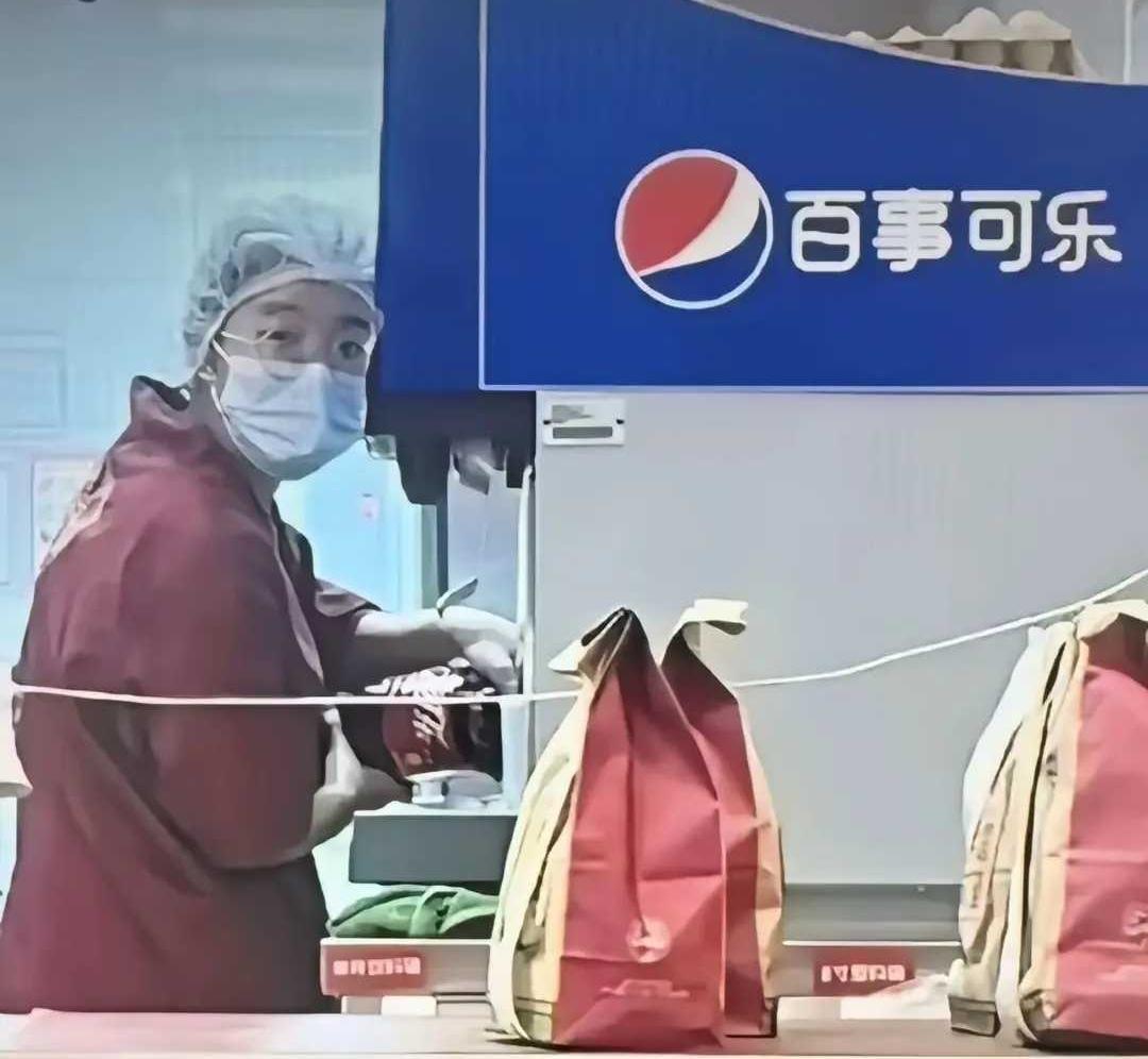 网友：怪不得你家的百事比别家好喝呢。。。[捂脸]