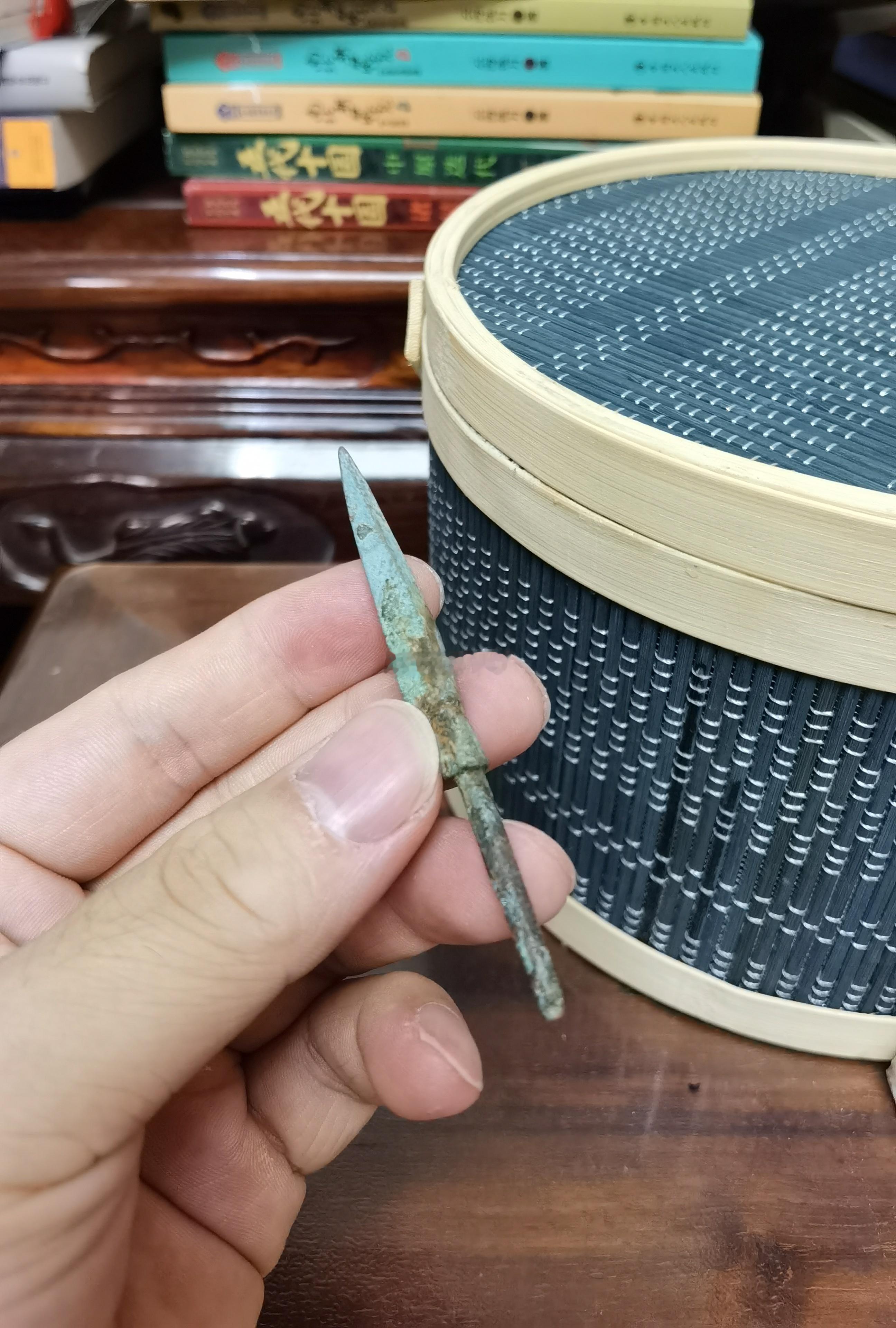财师收藏的一把【带柄箭簇】，确切年代不好断定，看箭型，是战国晚期至汉代的兵器。箭