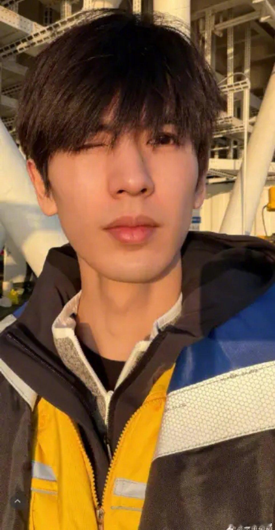帅哥真的是洗把脸就来了，还能看见胡子青茬凌探未来开播张凌赫