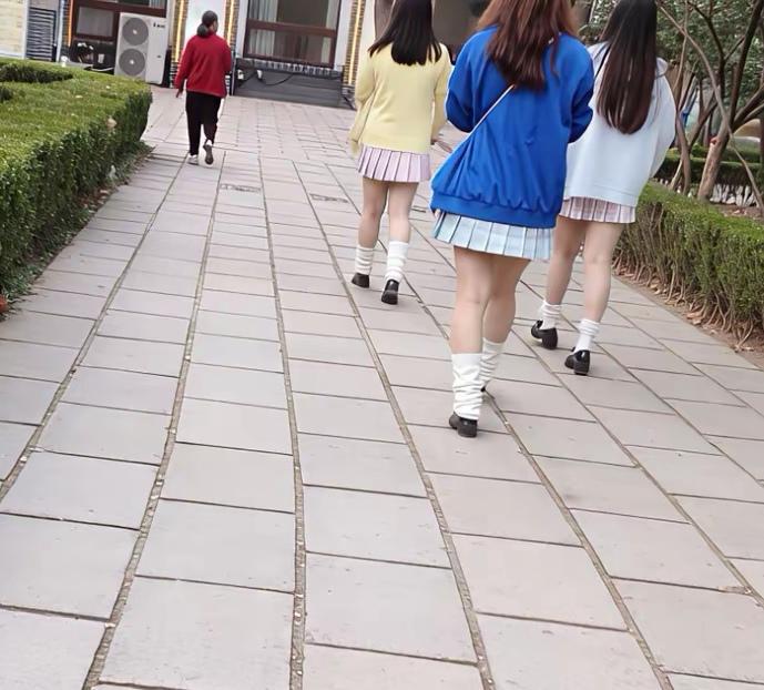 春捂秋冻，健康是福

我发现，早春时节，成都街上经常看见穿短裙的女子。她们上身穿