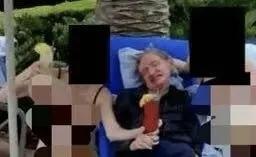 霍金：我想潜水。
爱泼斯坦：安排。
据中国青年网等权威媒体信息，显示霍金第一次上