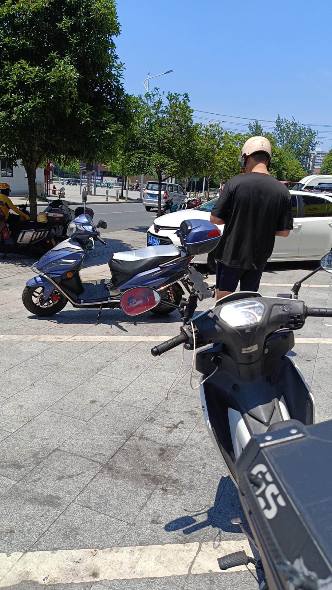 摩托车一天能跑多少公里?
我就拿我的弯梁摩托车来举例吧。
那还是去年的时候，自己