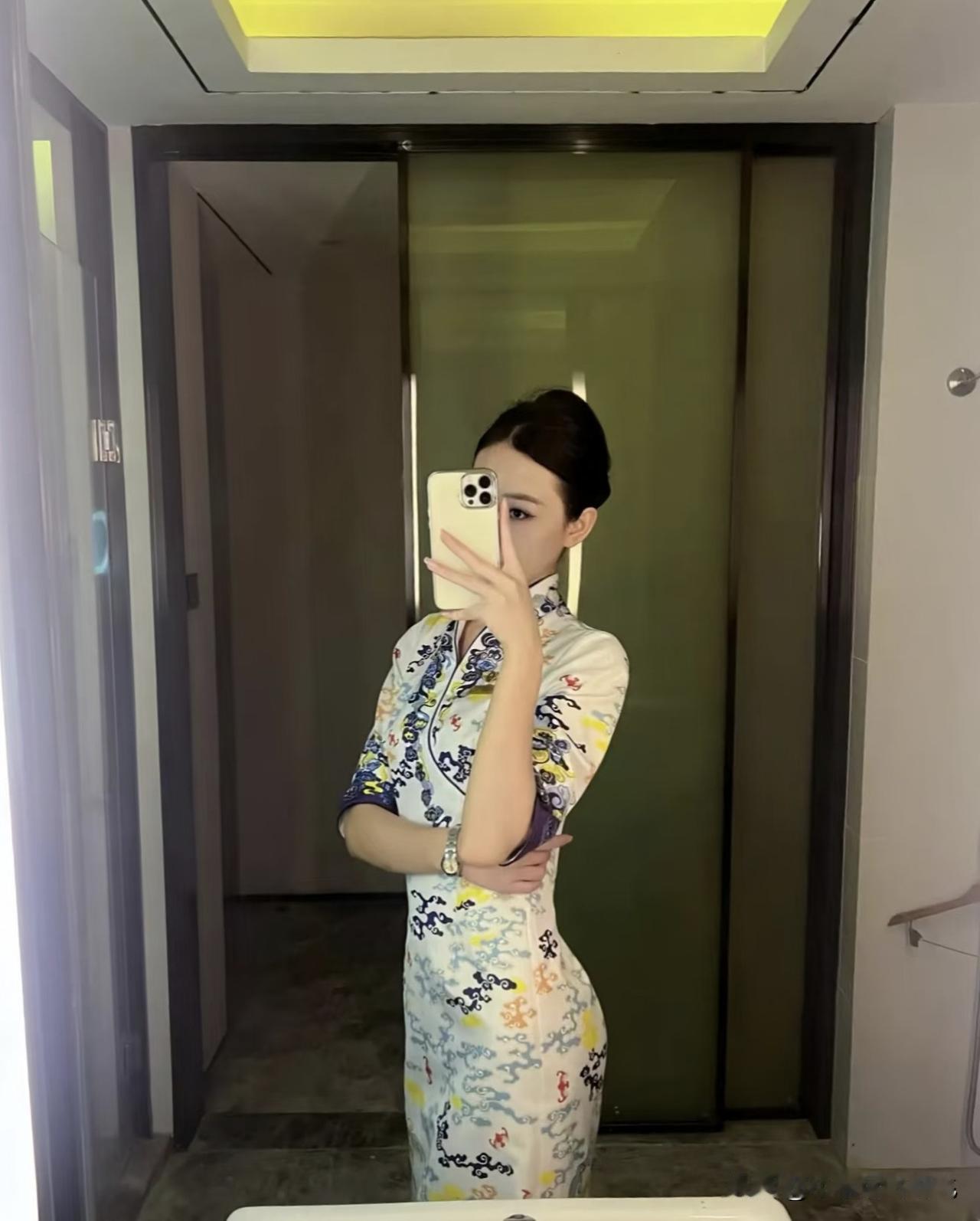 95后空姐下班啦[耶]
飞完航班，最轻松的一刻就是喝上一杯咖啡，然后慢慢发呆[送