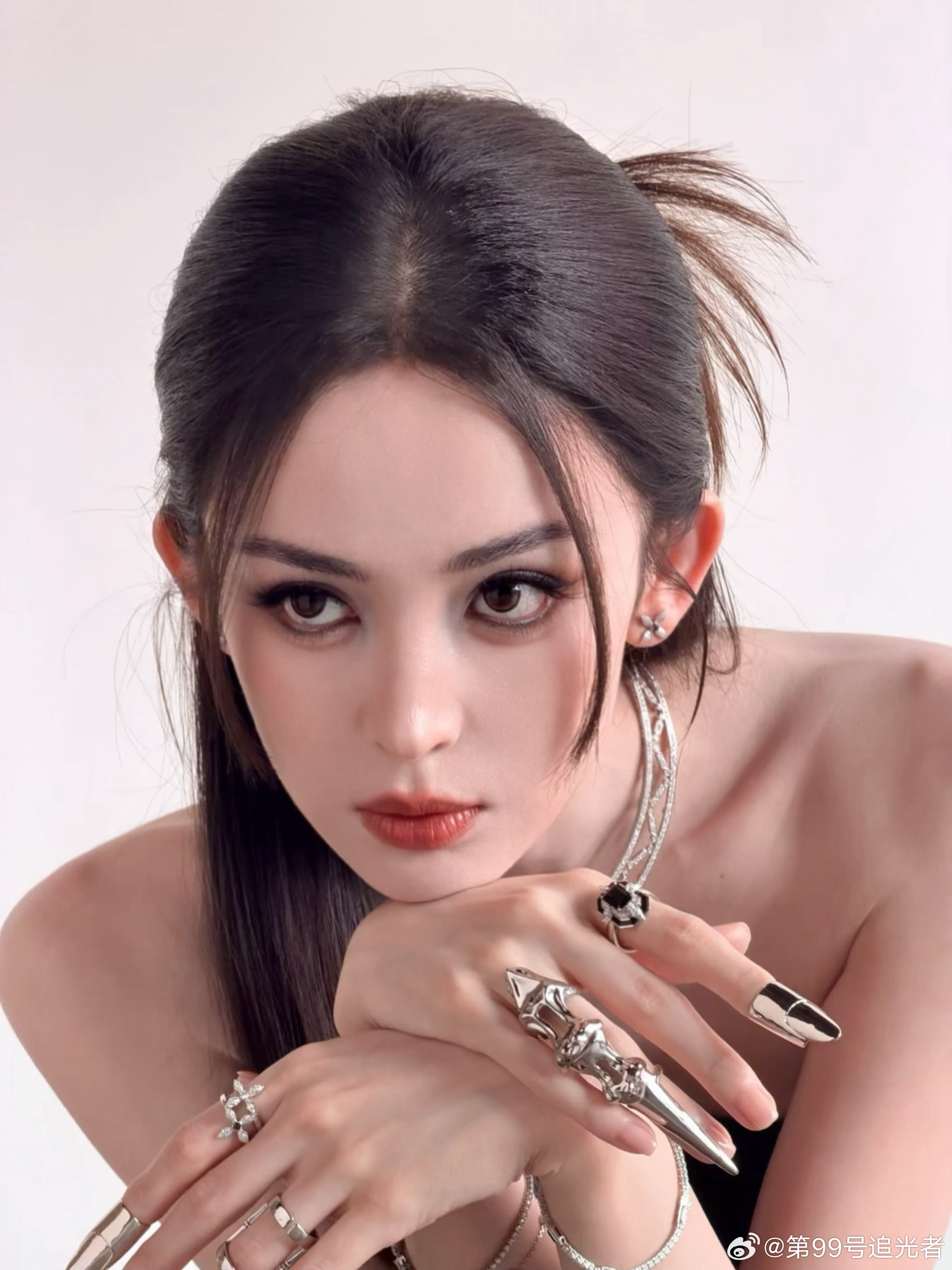 娜扎斜肩黑裙小烟熏娜扎这一次也是带给了我们相当惊艳的造型，烟熏妆尽显性感，一身小