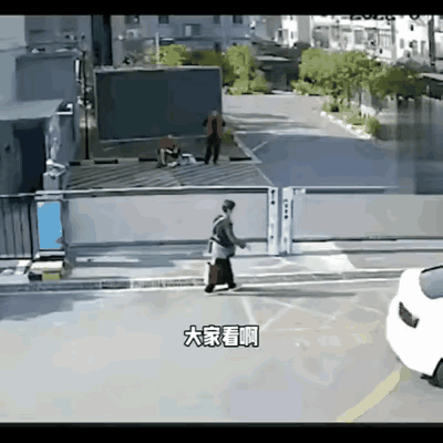 两个司机真是棋逢对手，SUV是被轿车带偏了吗？
两个人都不知道挂前进档了吗？关键