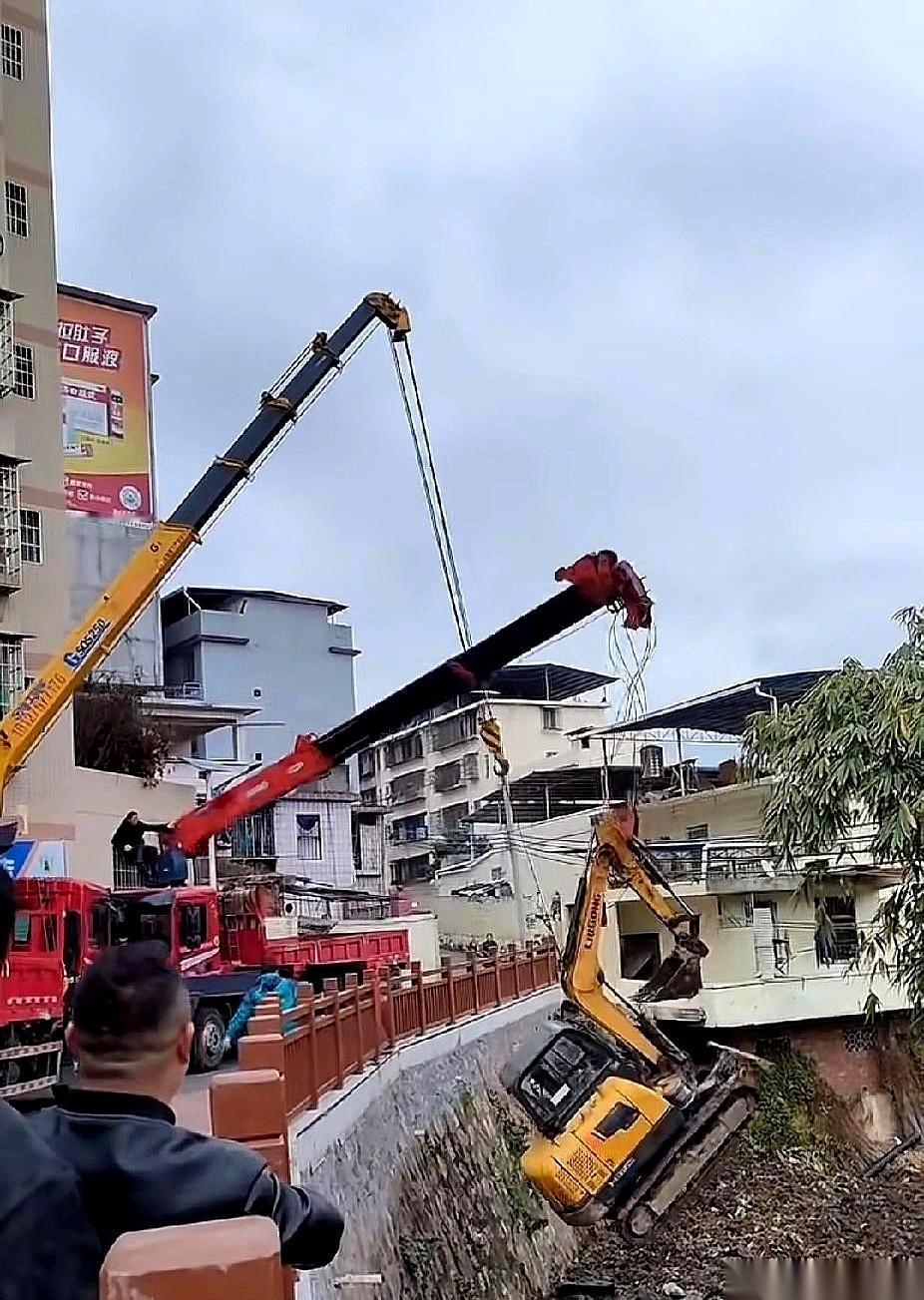 网上刷到一个大哥，真是倒霉他妈给倒霉开门了。
好不容易凑钱盘了台二手小挖机，寻思