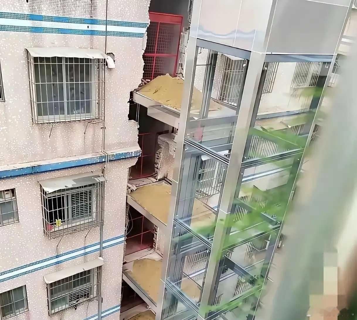 加装电梯时，将好好的房子凿成两半，这样真的安全吗？