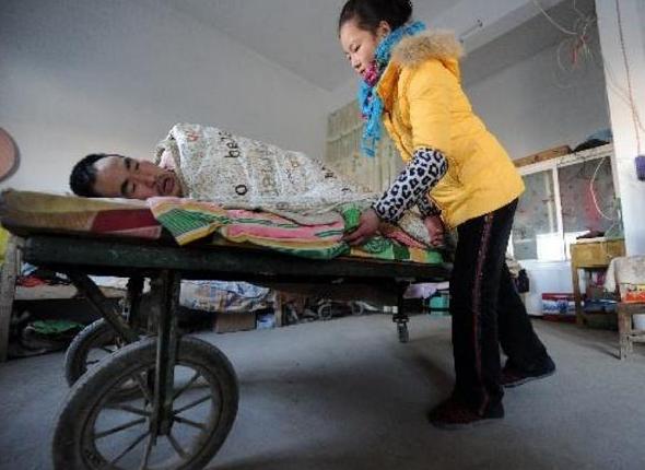 2001年，安徽一男子不慎摔成高位截瘫，谁知，妻子竟撇下父女俩一走了之。绝望之际