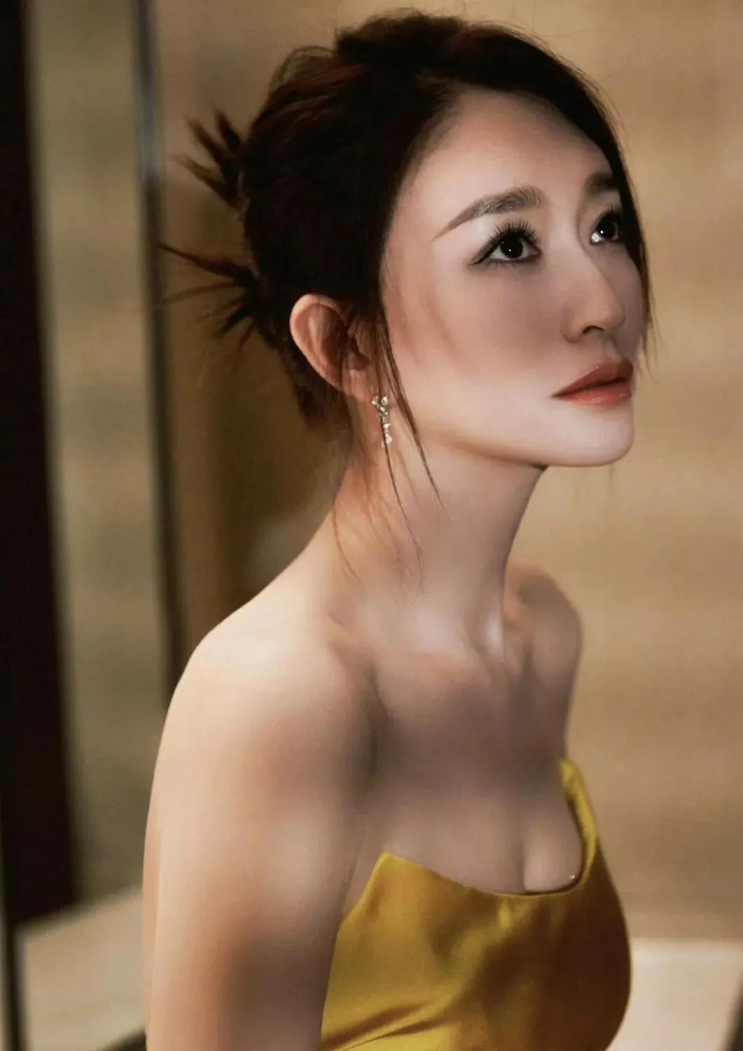 不得不感慨李小冉的状态真的绝！
一身鎏金抹胸长裙，缎面面料自带贵气，抹胸+高开叉