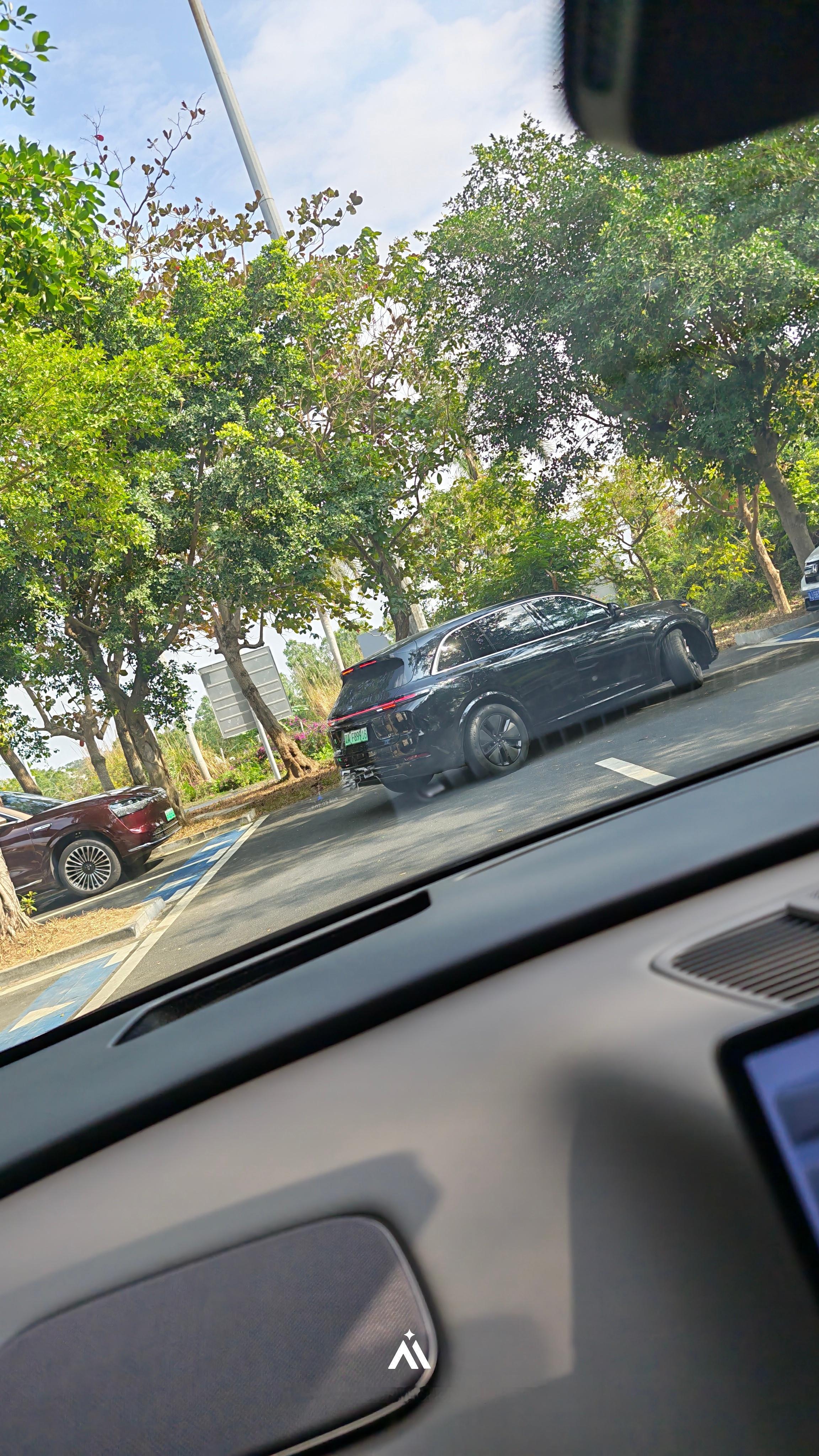 最后一个充电桩被一台理想L占了，我绝对不会“屈服”跟对方让我充，立马掉头就走，去