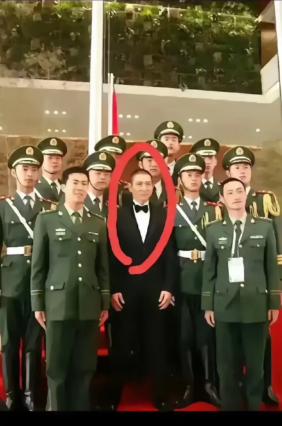 我滴个天呐！照片中站C位的男子是谁啊？有人认识吗？第一眼看上去很熟悉，却一时间想