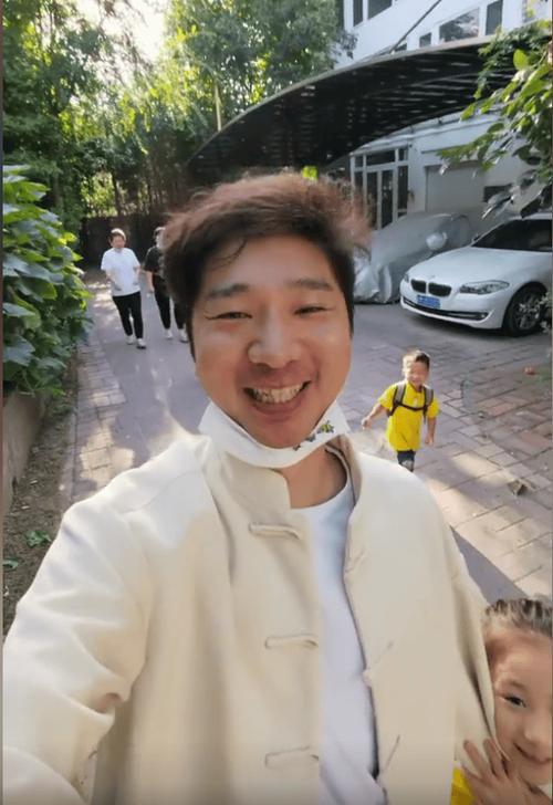 父亲节当天，陈佩斯与儿子陈大愚温情互动。陈大愚向父亲送上节日祝福，感念多年来的言