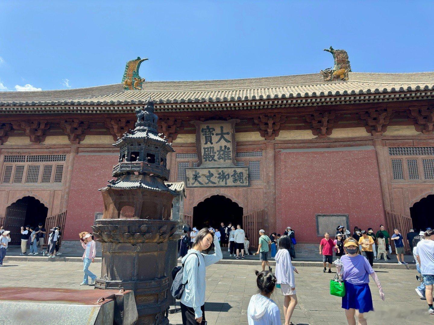 华严寺大雄宝殿是现存最大的辽金建筑，整体坐落于4米高的台基上。屋顶上有两个现存最