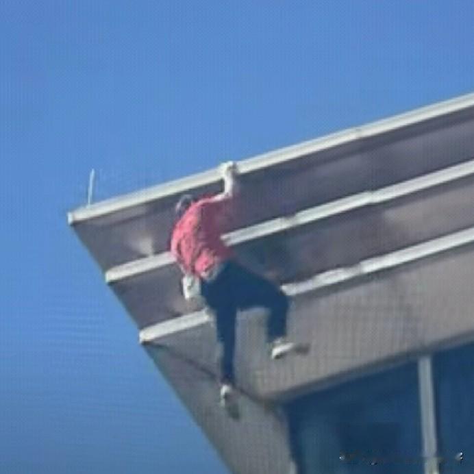 亚历克斯攀爬101这一段时，
直接做了3个
后仰式动态单手引体，纯靠手脚腾挪的巧