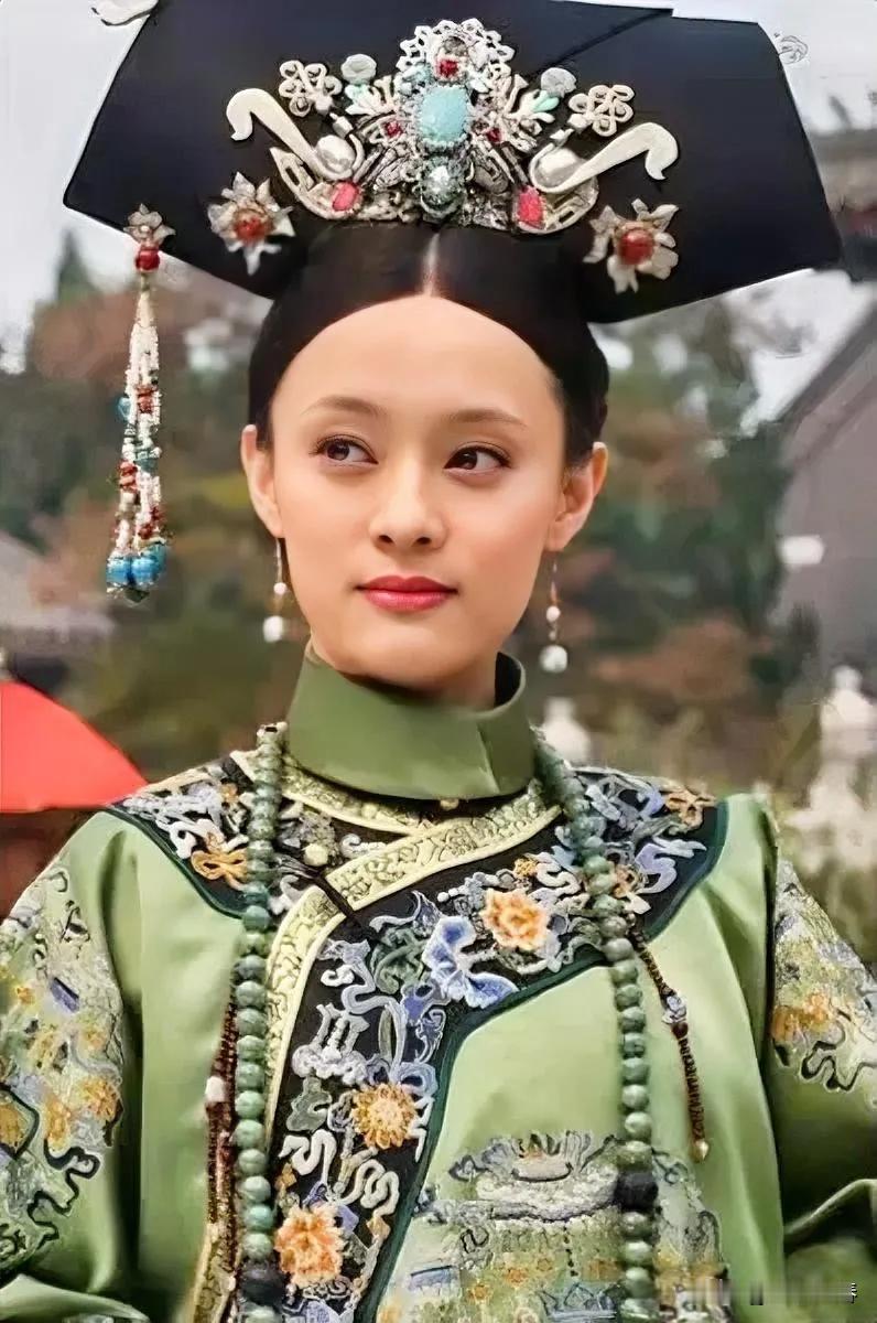 孙俪缅怀刘欢，一段歌词令人动容。“凤凰于飞翙翙其羽，远去无痕迹，听梧桐细雨瑟瑟其