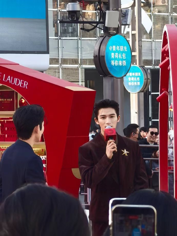 王星越杭州活动生图状态王星越丝绒西装背头矜贵感look 王星越杭州活动生图状态，