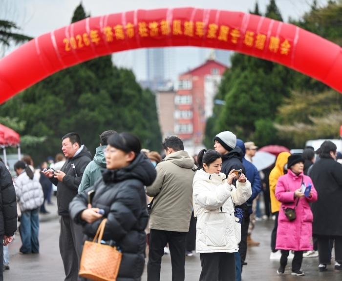 济南举办驻济部队随军家属专场招聘会，提供就业岗位6000余个！春风送岗暖，求职“