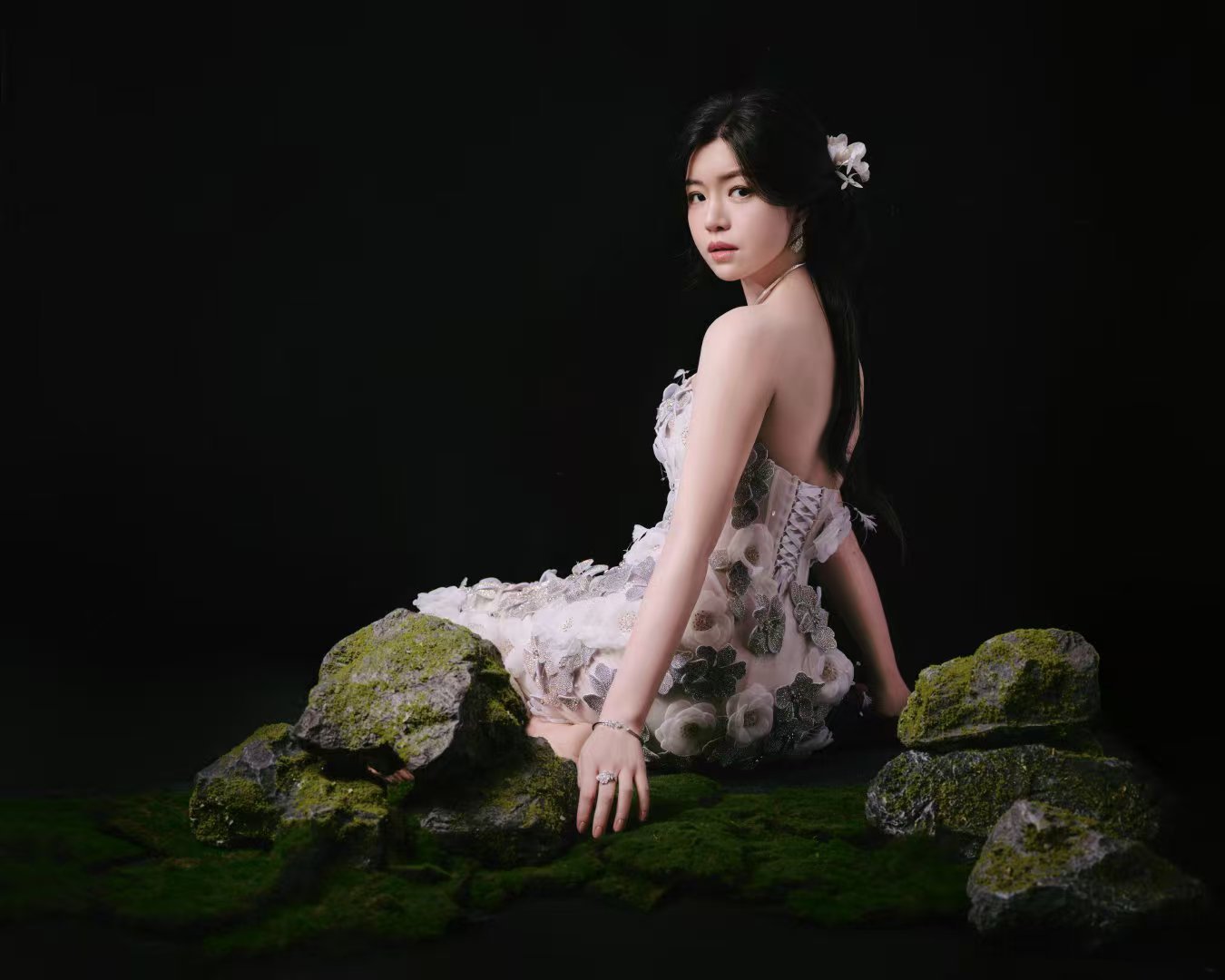 花在裙上开，人在光里长。以立体繁花白裙诠释春日蓄力，每一朵都是她沉淀后的惊艳，笑