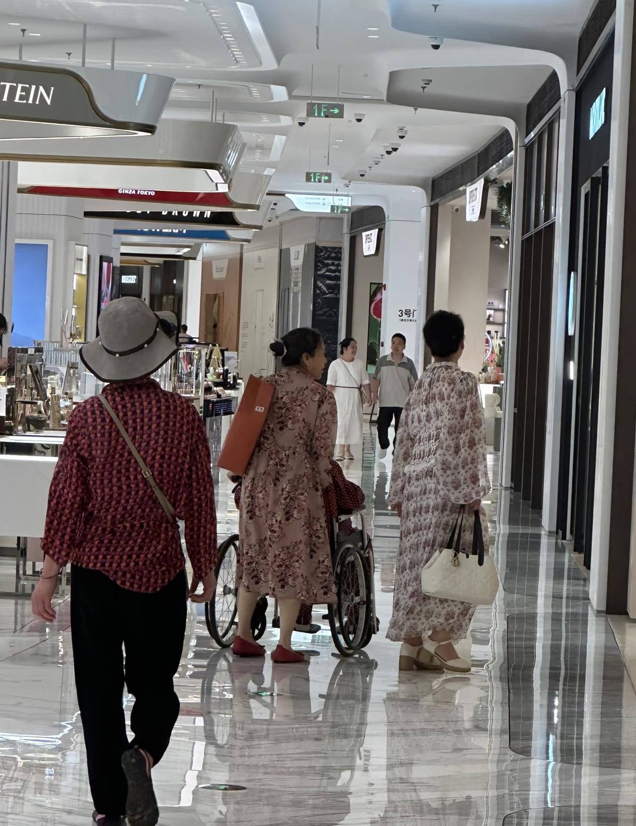 网友在武汉商场偶遇刘亦菲妈妈，刘妈妈一身碎花裙，气质超好