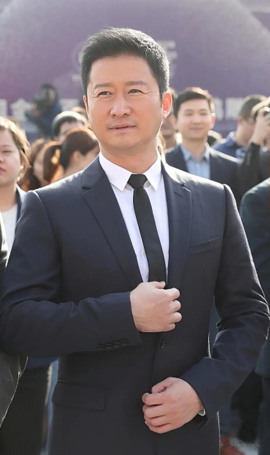 郭德纲问吴京:据说你和皇上是本家，真的吗？吴京一语惊人:西直门德宝饭店旁边的邮局