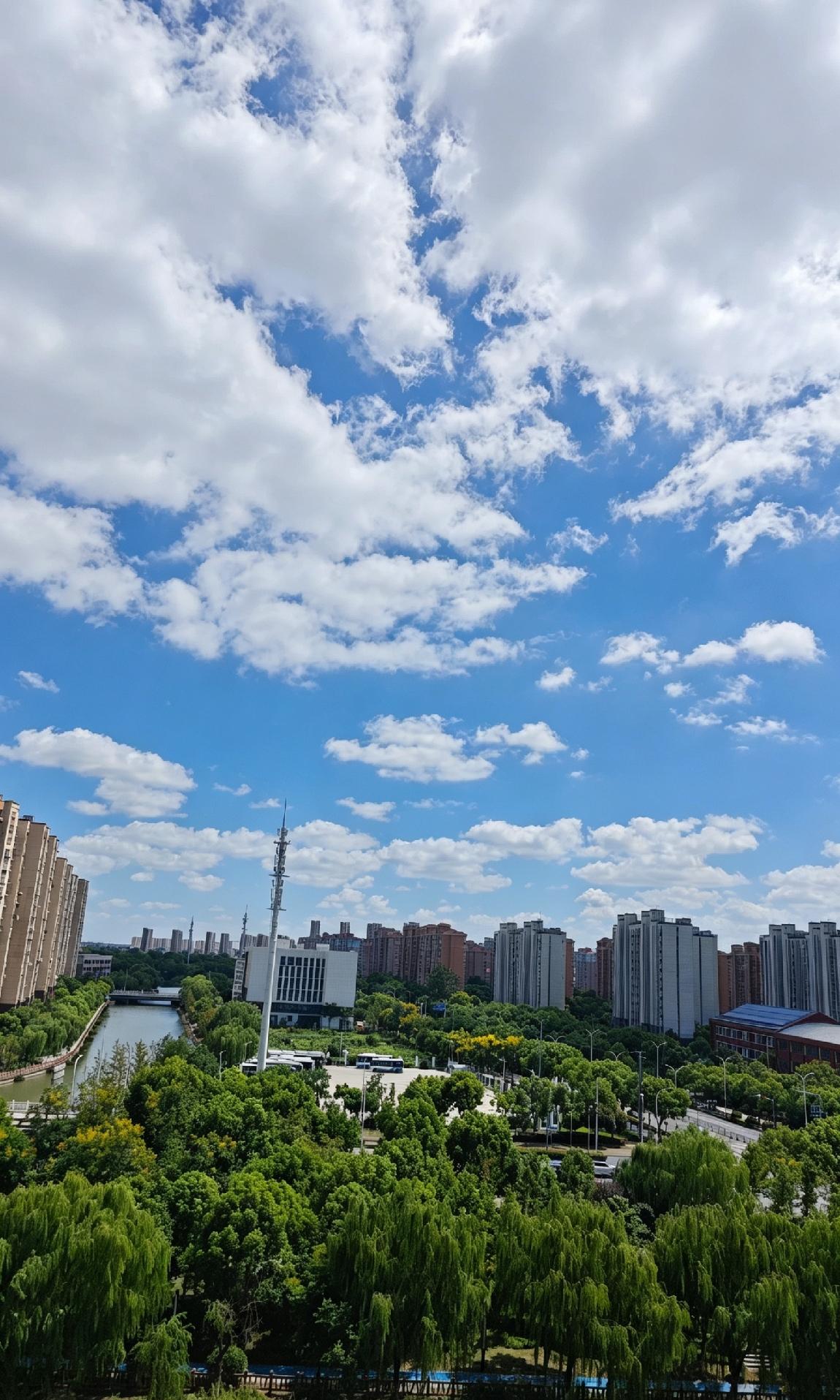 九月沪上，恰是人间好时节
 
九月的上海，悄悄坠入温柔的初秋。
 
抬眼望去，天