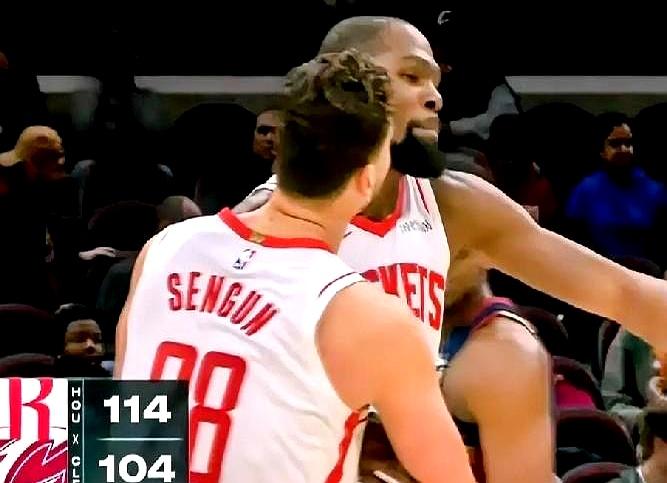 申京你差不多行了，杜兰特都“嫌弃”你了。
 

火箭兵不血刃拿下骑士，第三节浪了