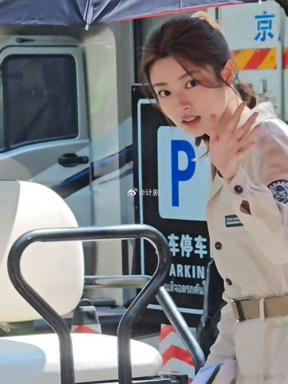 徐若晗明川有知夏路透 看到徐若晗这个高马尾路透终于知道什么叫适合了，干净利落的造