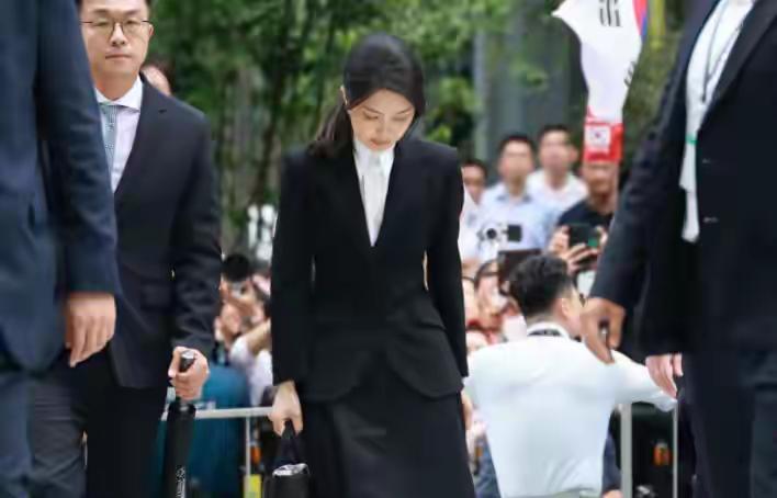 韩国总统位置是高危是公认的
现在连主审法官这位置也不好坐了
主审尹锡悦的妻子金健