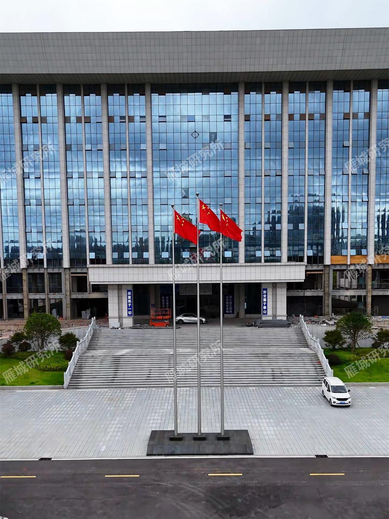 衡阳华新这栋写字楼终于盘活了
 
华新大道与延安路口闲置近十年的高新写字楼焕新亮