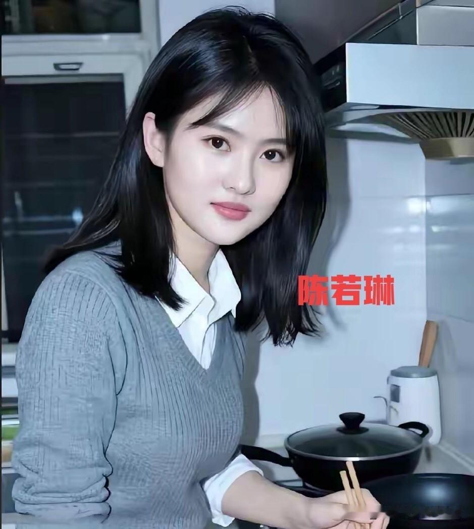 她好美，在家自己煮点小吃的也是挺大方接地气的，最喜欢她这一张长相标致的脸，无论是