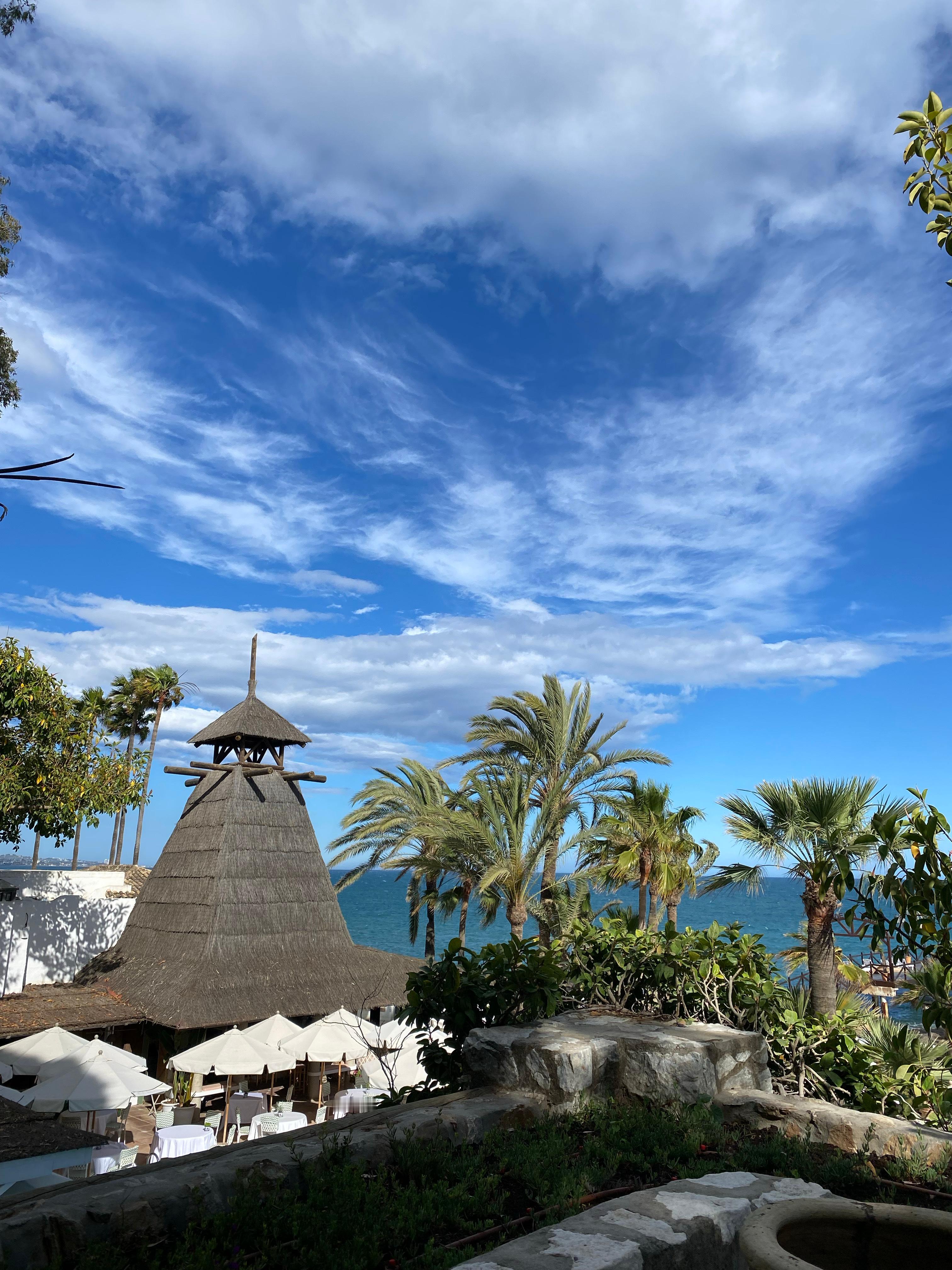 #旅行[超话]# 马尔贝拉，临近直布罗陀海峡的海滨小城。见到定居于此的画家朋友。