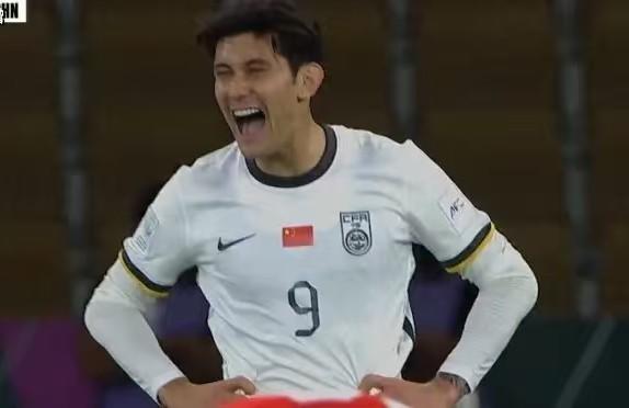 U23亚洲杯，中国队半场0：2落后，球迷想念拜合拉木这个支点了，对抗降档，没有强