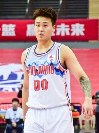 赵睿新赛季将加盟北京首钢！ 新疆男篮并非主动寻求交易，但在近期国家队比赛后，包括
