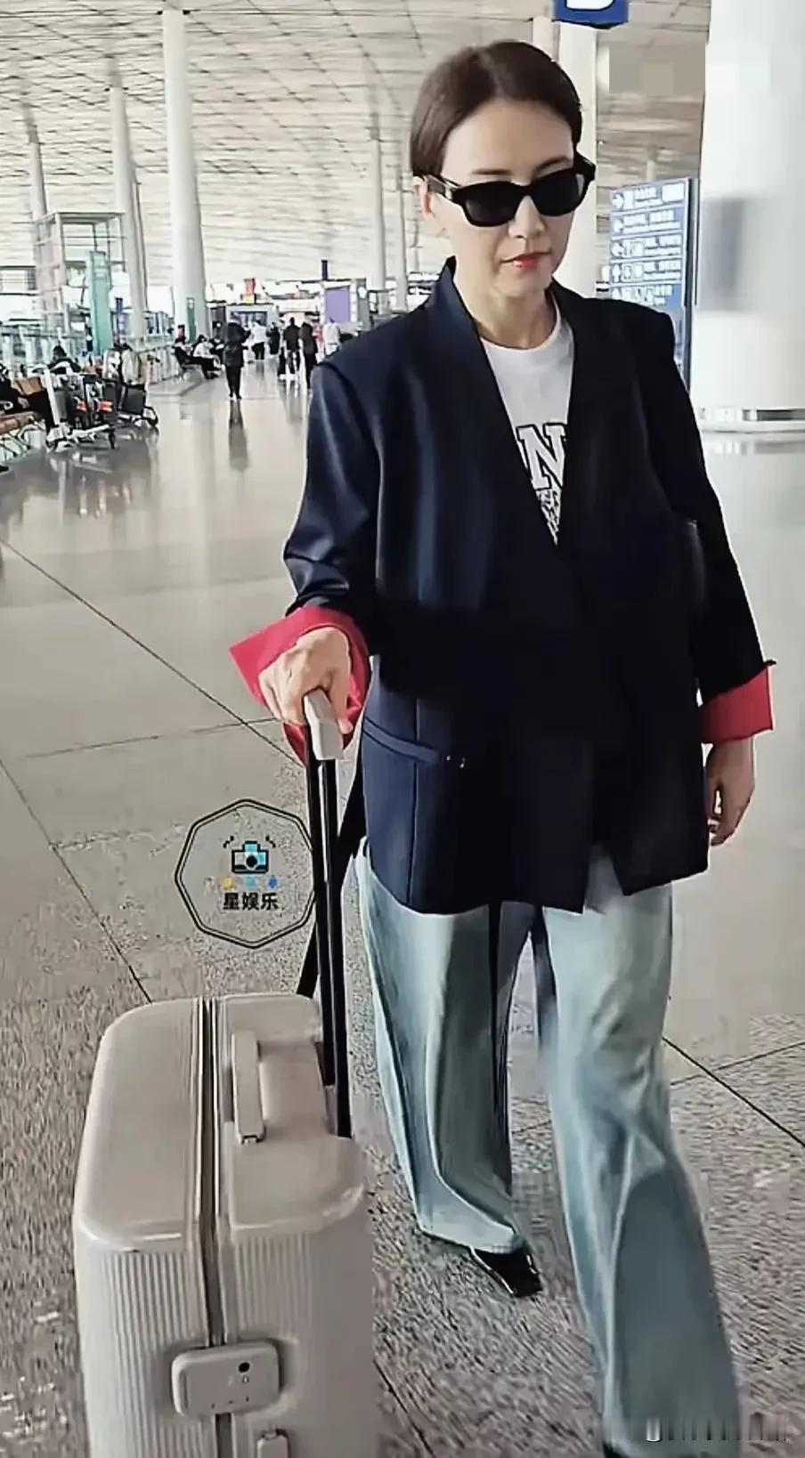 人都会老的，这个年龄这样也算美的呀[赞][赞]没有整容，这就是很好的脸了，你那些
