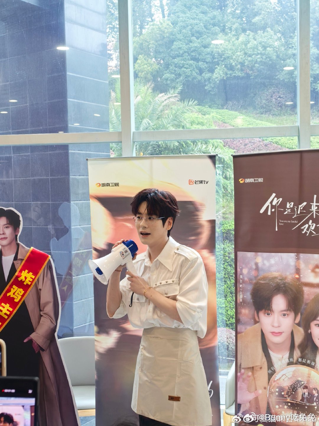 魏哲鸣被喊谢谢老公的反应魏哲鸣被女粉套路你是迟来的欢喜许律线下被粉丝拿捏，喊完谢