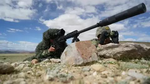 很厉害，距离3公里，5发5中，中国8.6毫米狙击步枪打破世界最远射程记录。在高精