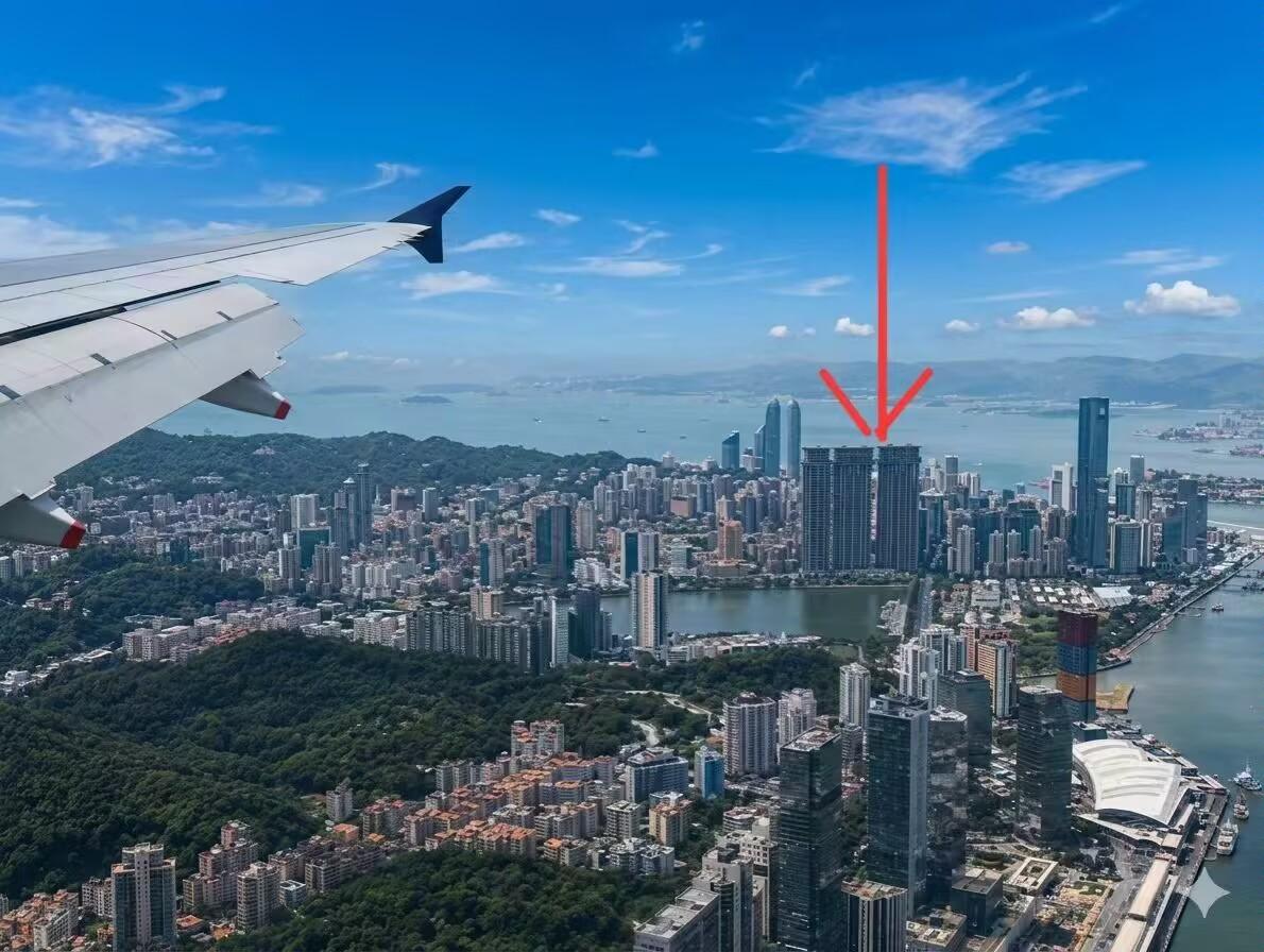 飞机降落厦门时，我拍了一张照片给风水老师

飞机降落厦门时，我随手拍了一张照片。