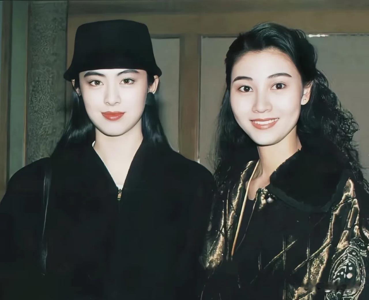 说句实话， 李嘉欣的脸型不太流畅，更适合有修饰的大波浪卷发，突出她的深邃五官长相