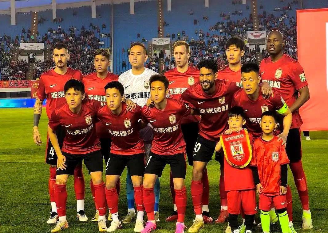 长春亚泰降级了。
16年中超，说没就没了。
不是球踢得差，是钱没了。
地产不卖房