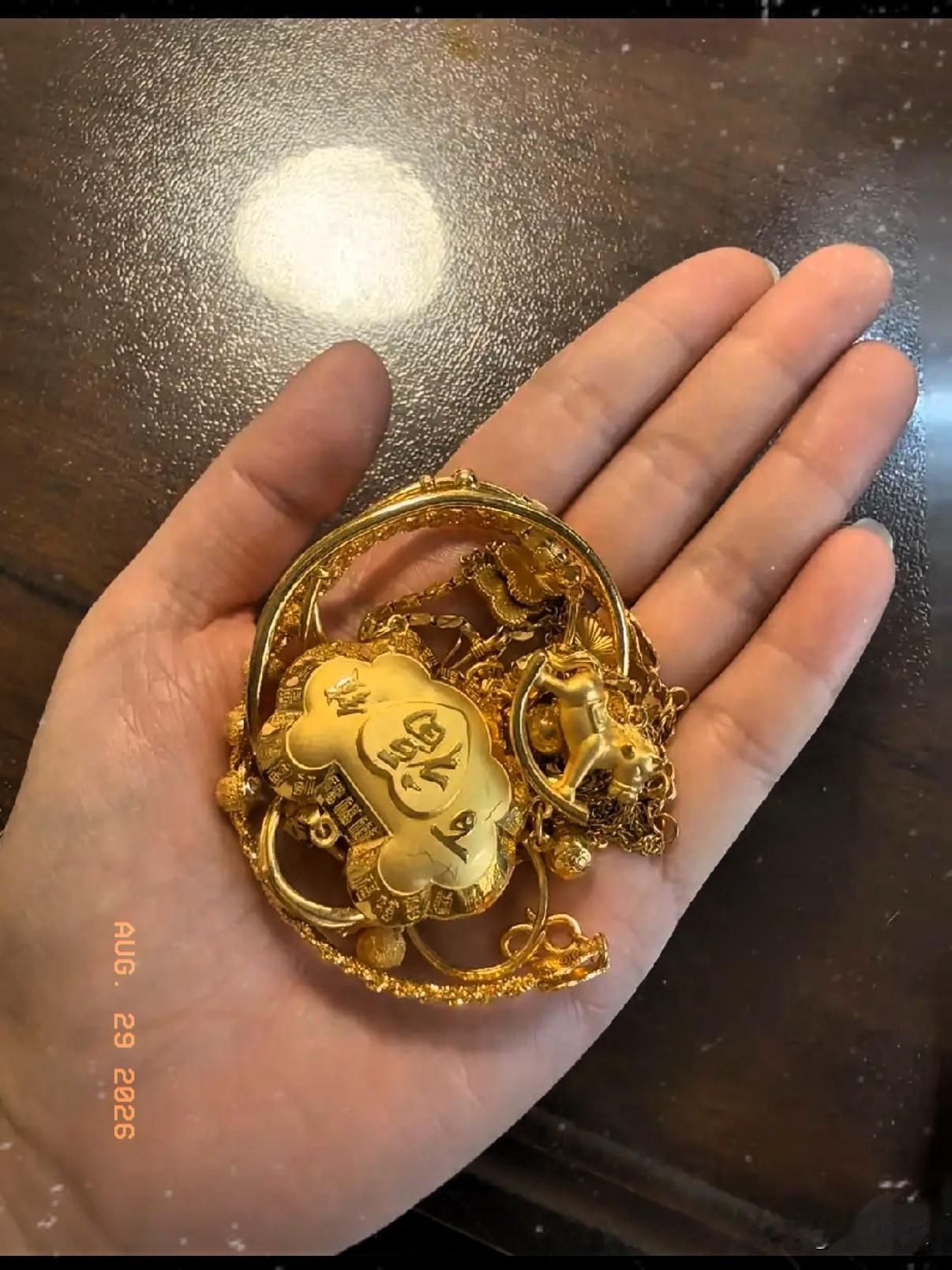 今天才发现，

金价彻底的不对劲了！

8月29日黄金、白银、铂金集体深绿，现货