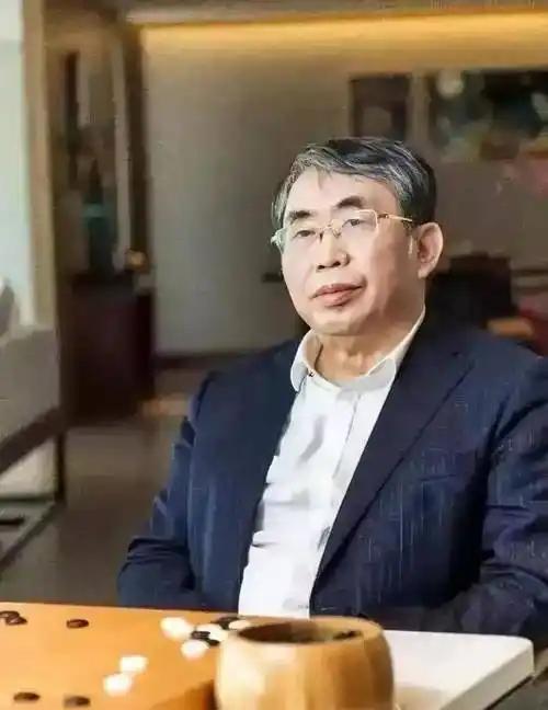 棋圣聂卫平的抗癌传奇，写满一身不认命的傲骨。
 
谁能想到，那个在围棋棋盘上叱咤